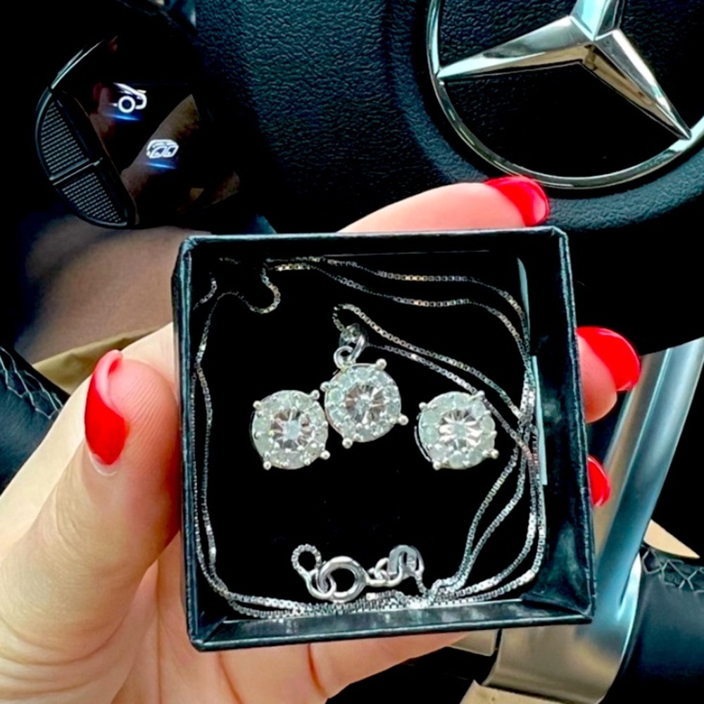 Gorgeous Womens White Gold Rhodium Over Sterling Silver 1.0 CTW Diamond Set